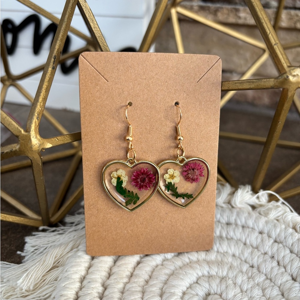 Natural flower heart earrings. Available in yellow, red or purple flowers